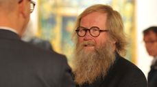 Kunstner Håkon Gullvåg i Fridalen kirke.