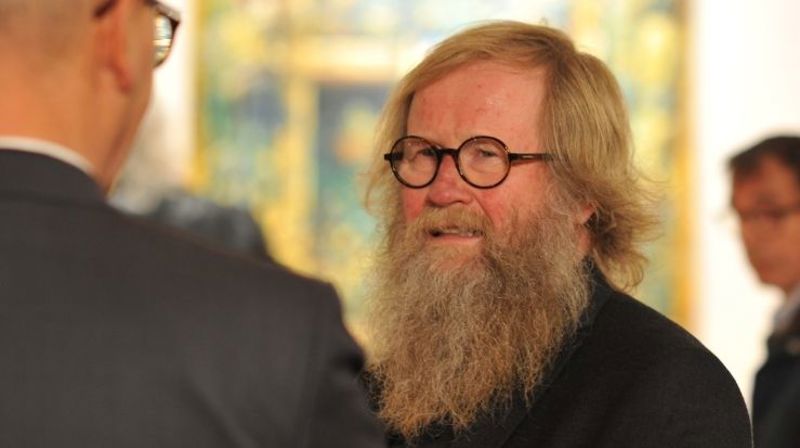 Kunstner Håkon Gullvåg i Fridalen kirke.