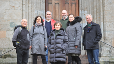 Leder for fellesrådet Ragnar Gjengedal, kirkeverge Mette Svanes, kirkebyggsjef Arne Tveit, statsråd Kjersti Toppe, prosjektsjef i Akasia Jan Helge Halleraker, stortingsrepresentant Ragnhild Male Hartviksen og Øystein Hauge frå Barne- og familiedepartementet.