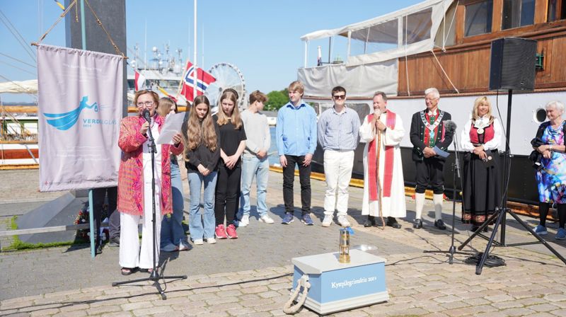 Skodespelar Ragnhild Gudbrandsen las dikt av Jon Fosse då verdiseglasen kom til Bergen. Også ordførar Marit Warncke, fylkesordførar Jon Askeland, pilegrimsprest Einar Vegge og ungdommar frå Bergen deltok i markeringa.
