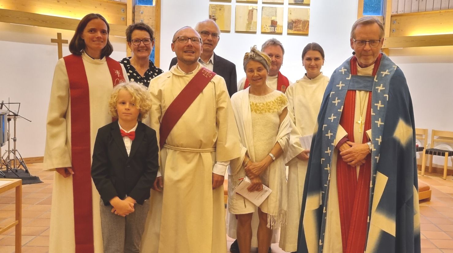  Michael Fiedczak saman med m.a. Biskop Halvor Nordhaug etter gudstenesta, samt familie og kollegaer.