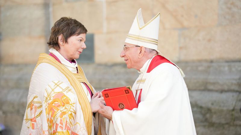 Søndag besøker biskop emeritus Munib Younan fra Palestina Bergen domkirke. Her er han avbildet sammen med biskop Ragnhild Jepsen. Foto: Gyrid Cecilie Nygaard