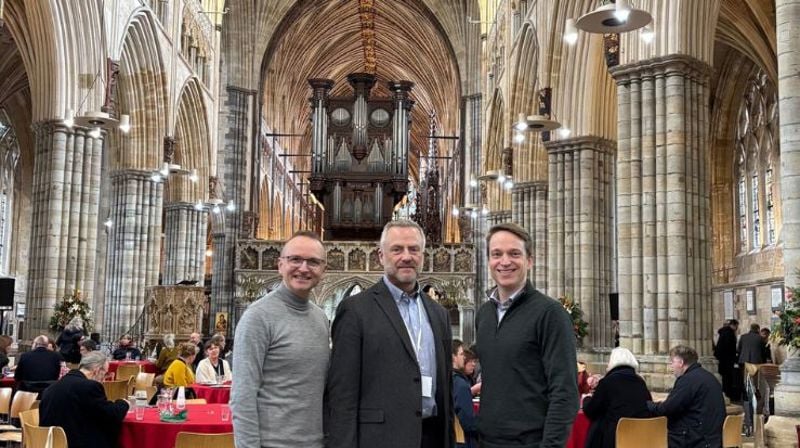 Sokneprest Bjarte Nese, Daglig leder Jon Nævdal, domkantor Kjetil Almenning inne i Exeter Chatedral.
