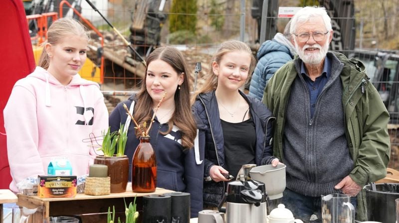 Svelesteikere på kirketomten: Anna S. Mygland, Ida Bøe Hesselberg, Oda Sofie Steine og Bjørn Nygard. Foto: BKF