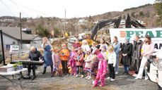 Sædalen barnekor sang våren 2023 da første spadestikk ble tatt på kirketomten. Byggeprosessen er nå komt mye lengre, og ferdig bygg skal innvies i november.