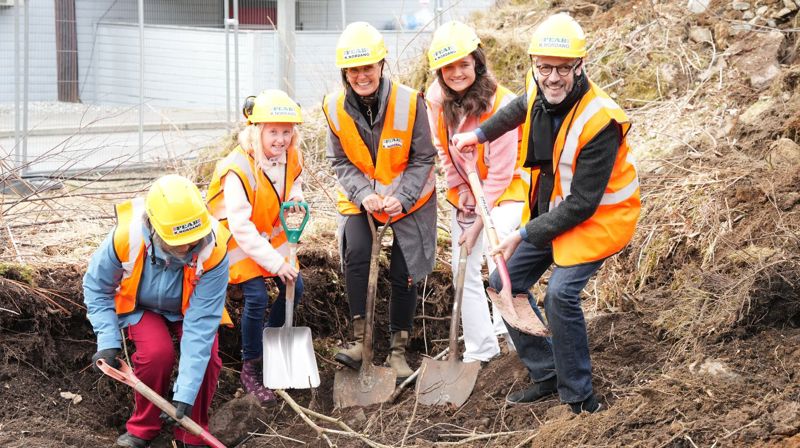 Gøril Jakobsen, Fride Sofie Pileberg, kirkeverge Mette Svanes, Mathilde Vattekar og kulturbyråd Eduardo Andersen fikk æren av å ta de første spadestikket på kirketomten. Foto: BKF