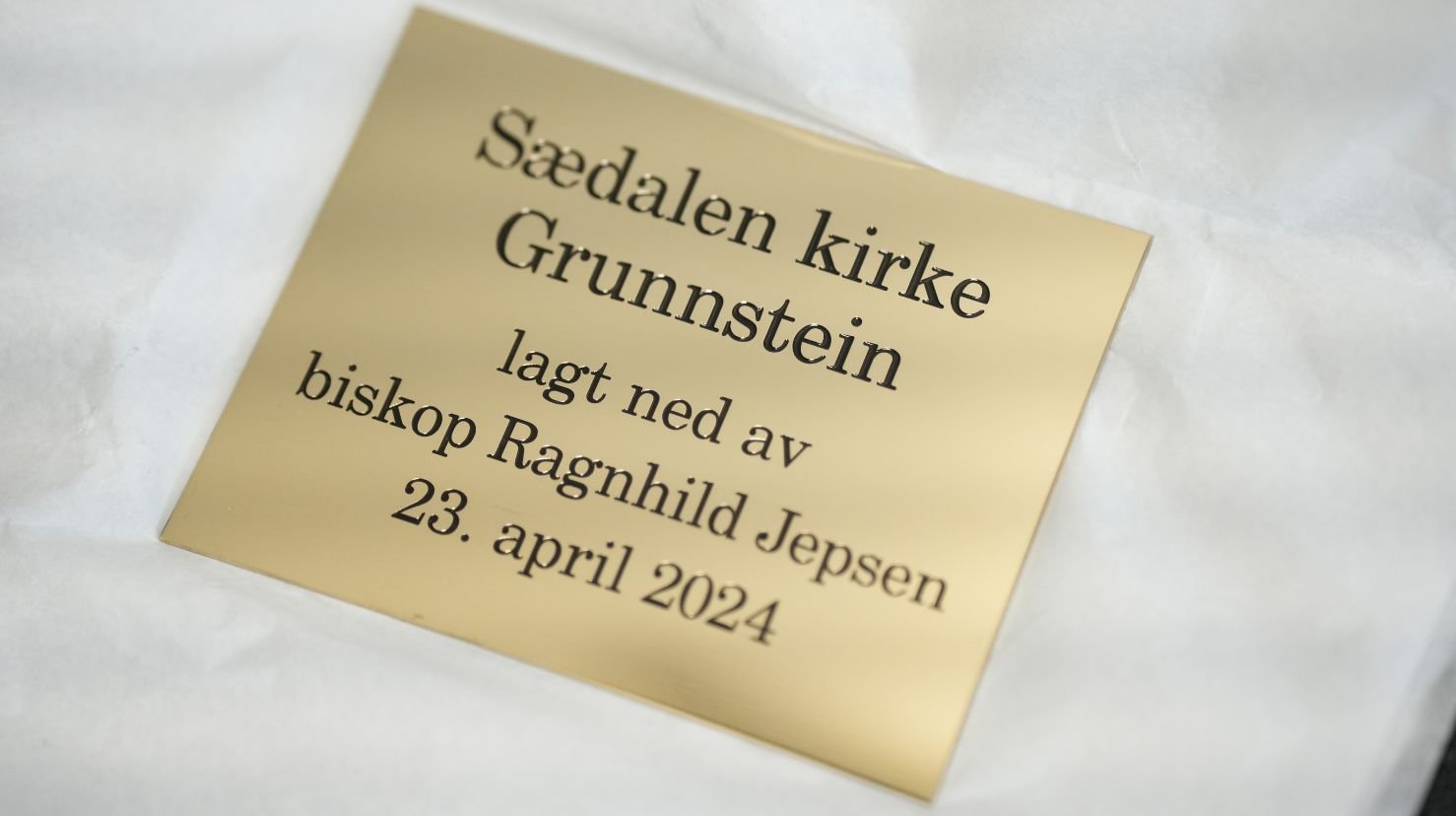 messingplakett med innskrift om grunnsteinsnedleggelse