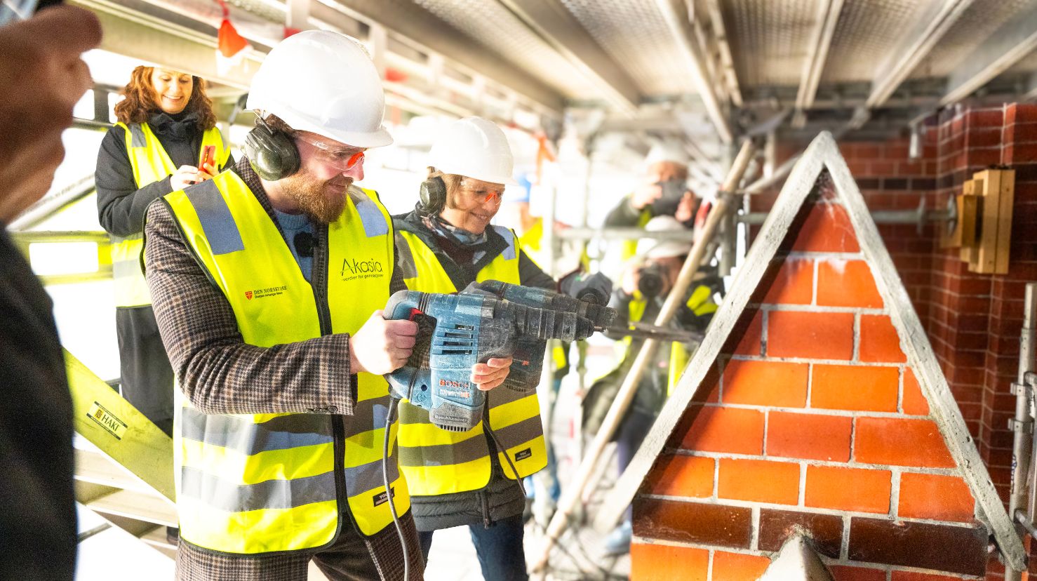 Kulturbyrå i Bergen, Reidar Digranes og statsråd Kjersti Toppe var hentet inn for å markere starten rehabiliteringsarbeidet på Johanneskirken. De skulle bore i sement, noe som var lettere sagt enn gjort!