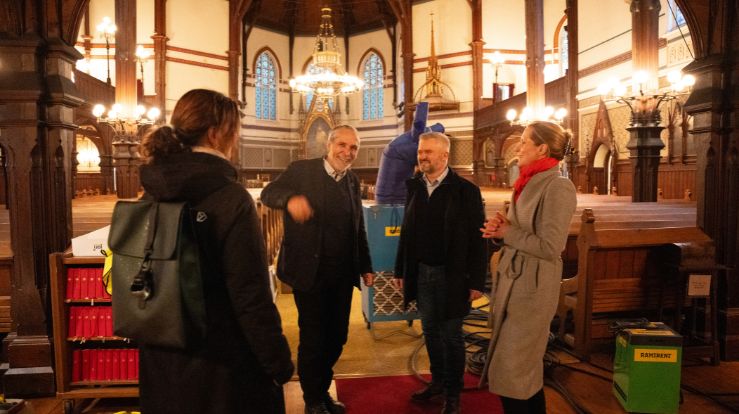 Kyrkjeverge Mette Svanes (med ryggen til), kyrkjebyggsjef Arne Tveit, dagleg leiar i kyrkjebevaringsfondet Oddbjørn Eide og riksantikvar Hanna Geiran på befaring i Johanneskyrkja, som er under langvarig og omfattande rehabilitering. 