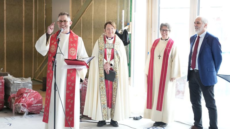 Prest i Sædalen, Leidulf Øy, er klar for å ta Sædalen kirke i bruk! Her under grunnsteinsnedleggelsen i april i år, sammen med biskop Ragnhild Jepsen, prost Kristin Litlere og kirkebyggsjef Arne Tveit.
