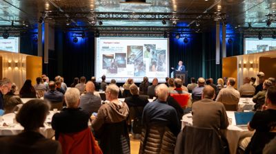 Fullt hus på konferansen om teglsteinskirker i Bergen 2026. Her innleder kirkebyggsjef i Bergen, Arne Tveit, om hva vi har lært så langt i rebabiliteringen av Johanneskirken.