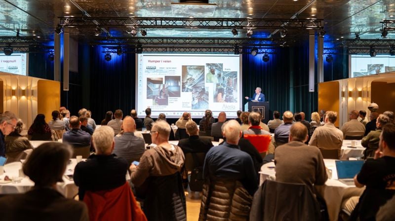 Fullt hus på konferansen om teglsteinskirker i Bergen 2026. Her innleder kirkebyggsjef i Bergen, Arne Tveit, om hva vi har lært så langt i rebabiliteringen av Johanneskirken.