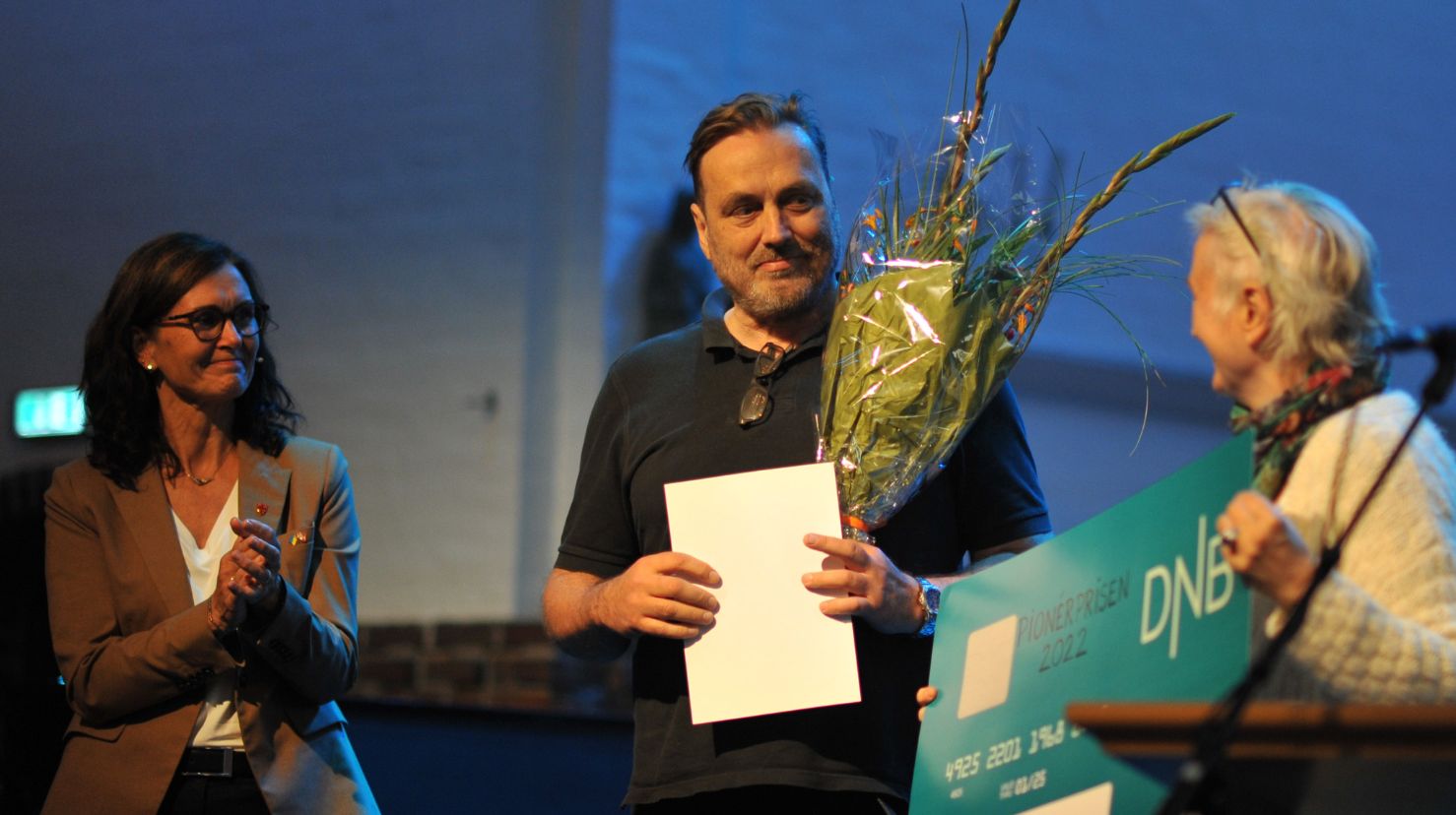 Pionerprisen ble delt ut til Eidsvåg menighet, ved Aage Mjeldheim. T.v. kirkeverge Mette Svanes, og prisutdeler Oddny Miljeteig t.h.