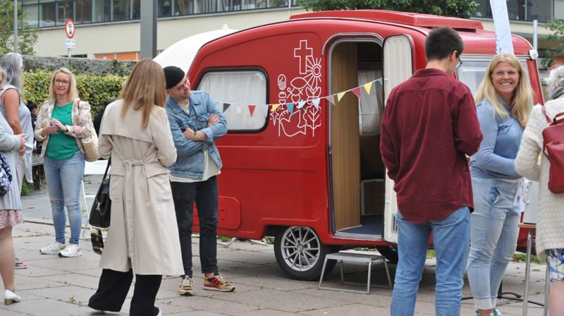 På kick-off i september møttes alle ansatte i Bergen til en samling med prisutdeling, inspirerende taler, mingling og mat. Frivillighetsteamet stilte med den kule campingvognen sin. Den blir flittig utleid til menighetene.
