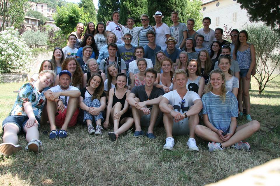 Alle ungdomslederne samlet under tur til Italia i 2015