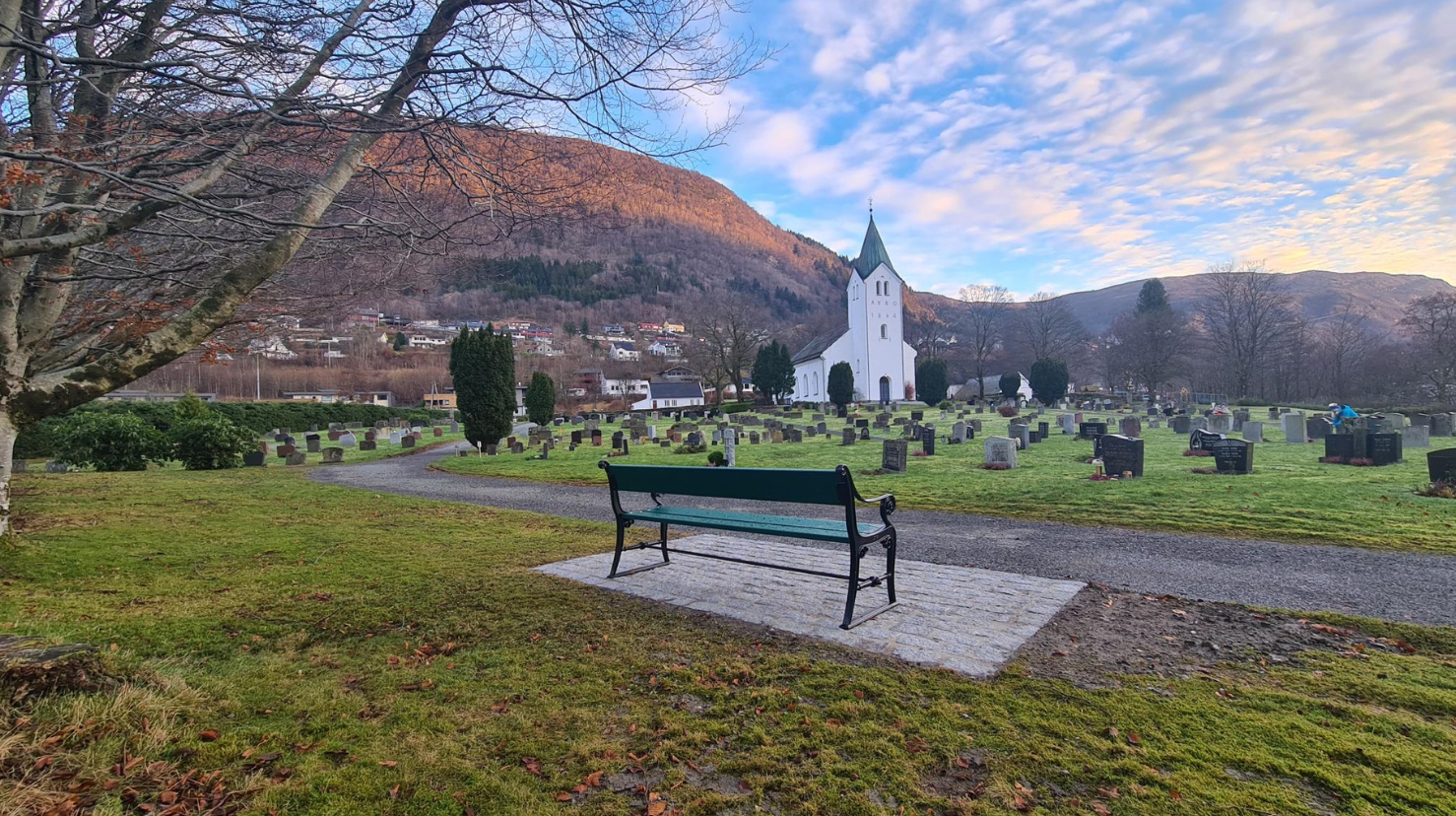 Gravplassene skal være et sted for ro og ettertanke, og et godt sted å oppholde seg for mennesker, dyr og fugler. Illustrasjonsfoto fra Arna kirkegård. Foto: Kristin Rolland.
