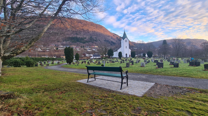 Ny benk på kyrkjegarden i Arna. Alle foto: Kristin Rolland