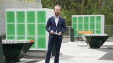 Byråd Reidar Digranes foretok den offisielle åpningen av utvidelsen av Fyllingsdalen gravplass 27. juni 2025. Her ser vi Norges tredje, og Bergens første, utvendige urnevegger.