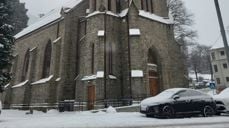 Akasia er i full gang med snørydding, men det store snøfallet i Bergen byr på ekstra utfordringer. Illustrasjonsbilde av Sandvikskirken i dag. Foto: Andreas Pettersen.
