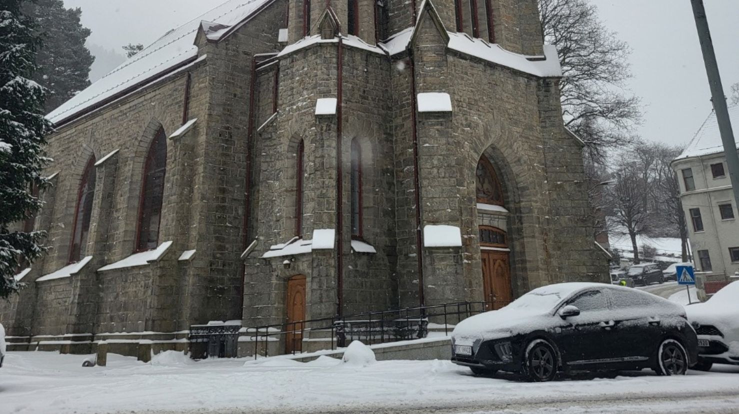 Akasia er i full gang med snørydding, men det store snøfallet i Bergen byr på ekstra utfordringer. Illustrasjonsbilde av Sandvikskirken i dag. Foto: Andreas Pettersen.