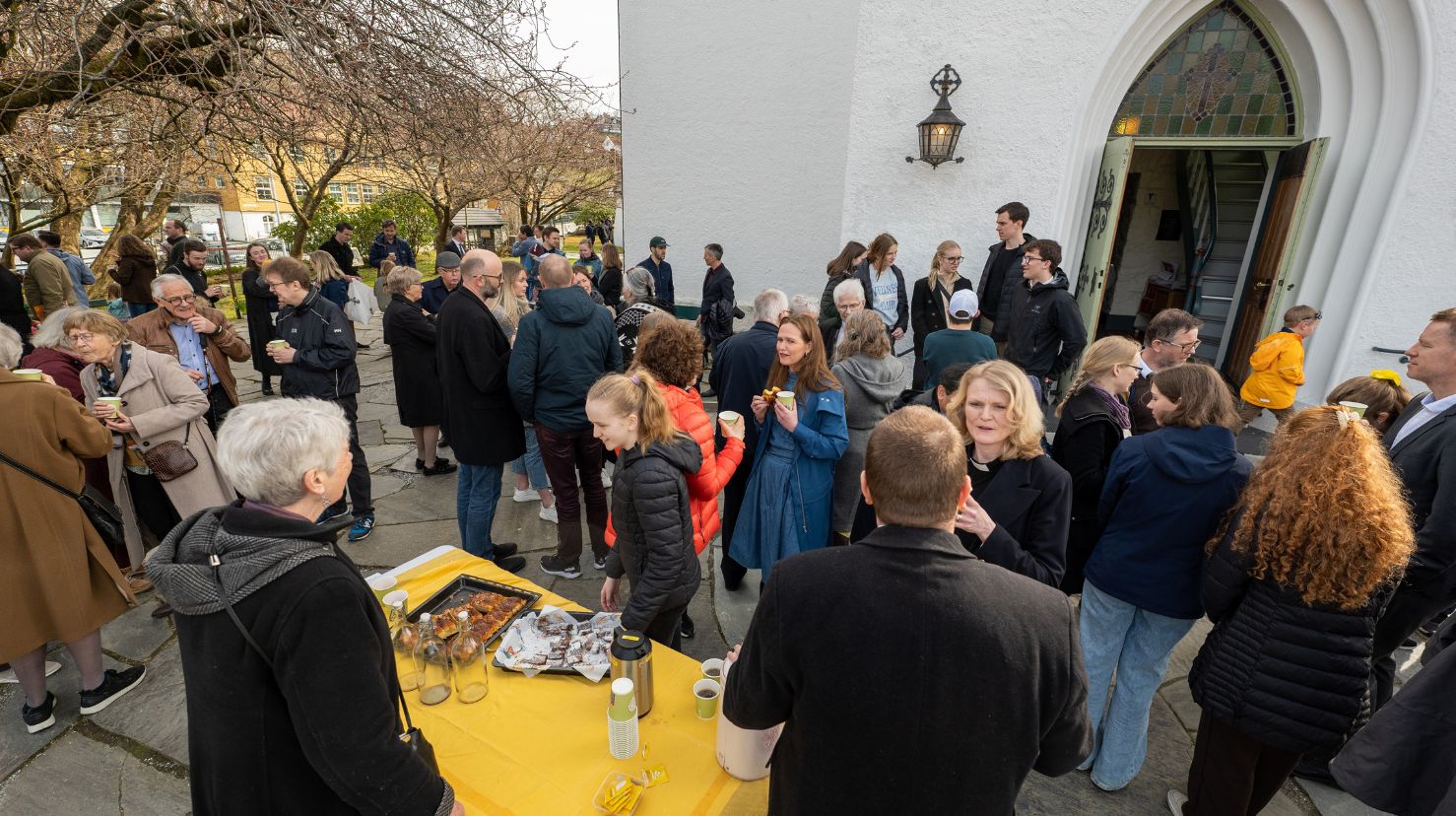 Kirken betyr mye i lokalsamfunnet. Her illustrert ved en kirkekaffi utenfor Birkeland kirke. Foto: Terje Peersen.