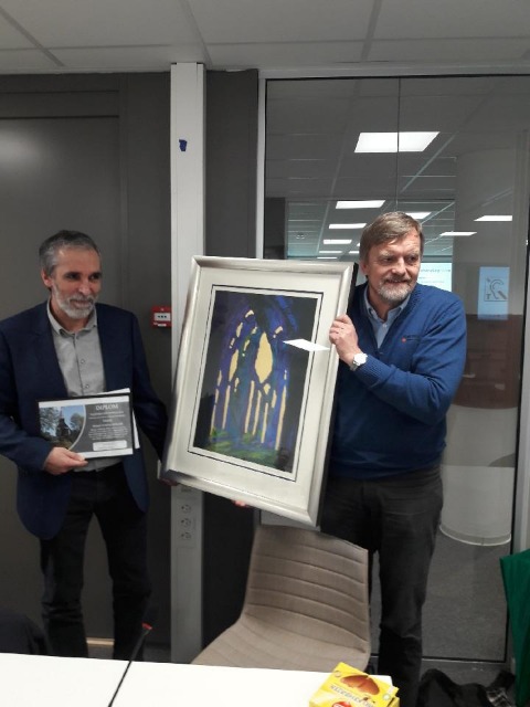 Kirkebyggsjef Arne Tveit mottar prisen av Harald Berge Breistein, leder for kommunalt råd for funksjonshemmede