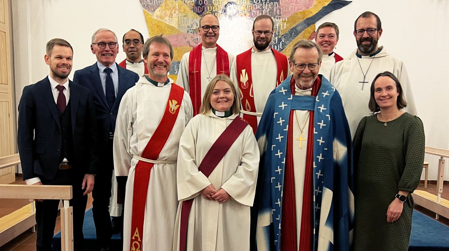 Eva Stokke-Zahl sammen med venner, kolegaer og biskopen etter vigslingsgudstjenesten i Olsvik kirke. Foto: Øyvind Sundfør Stokke-Zahl 