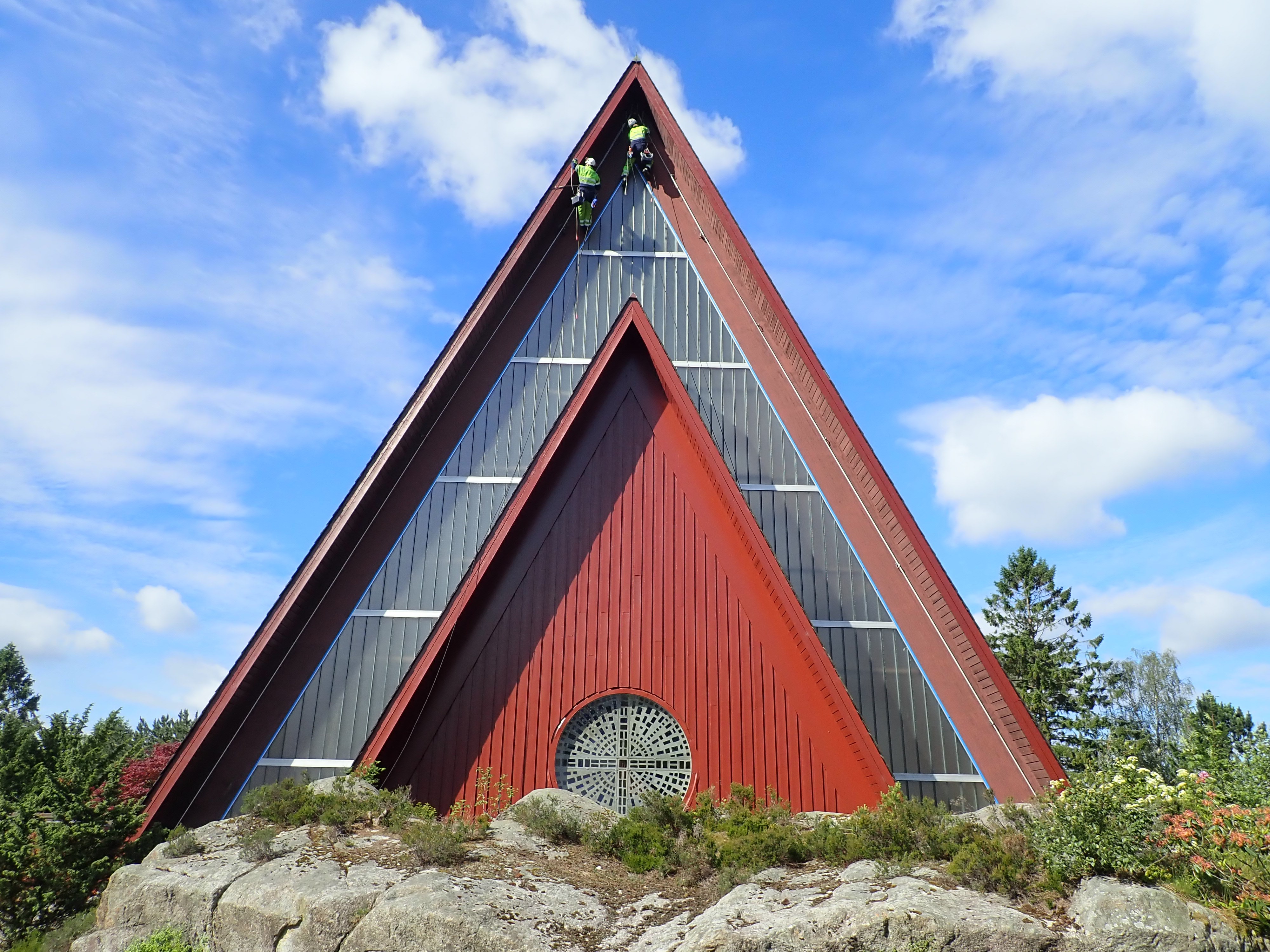 Biskopshavn kirke males av klatrere