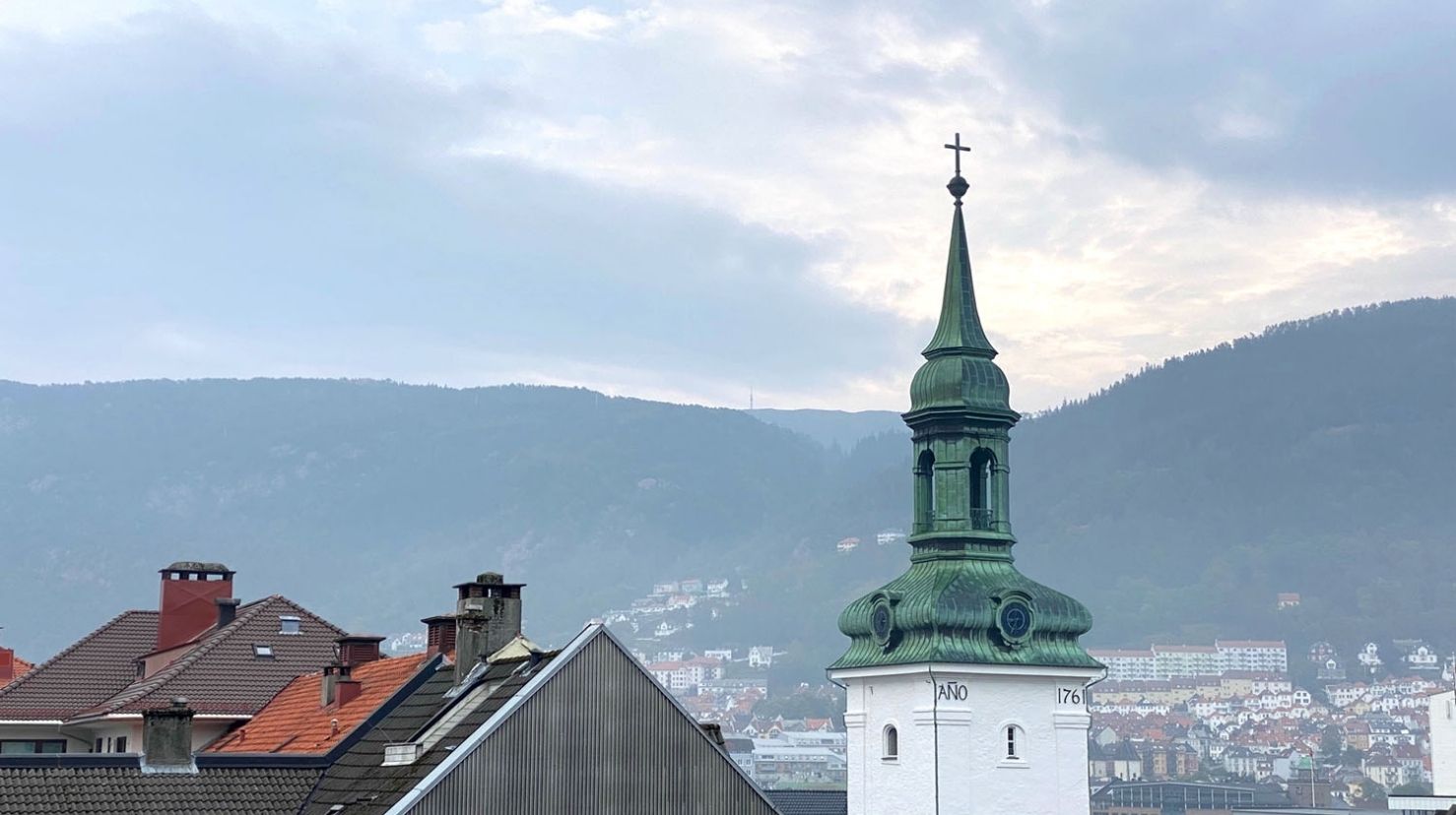 Bilde av øverste del av tårnet på Nykirken.