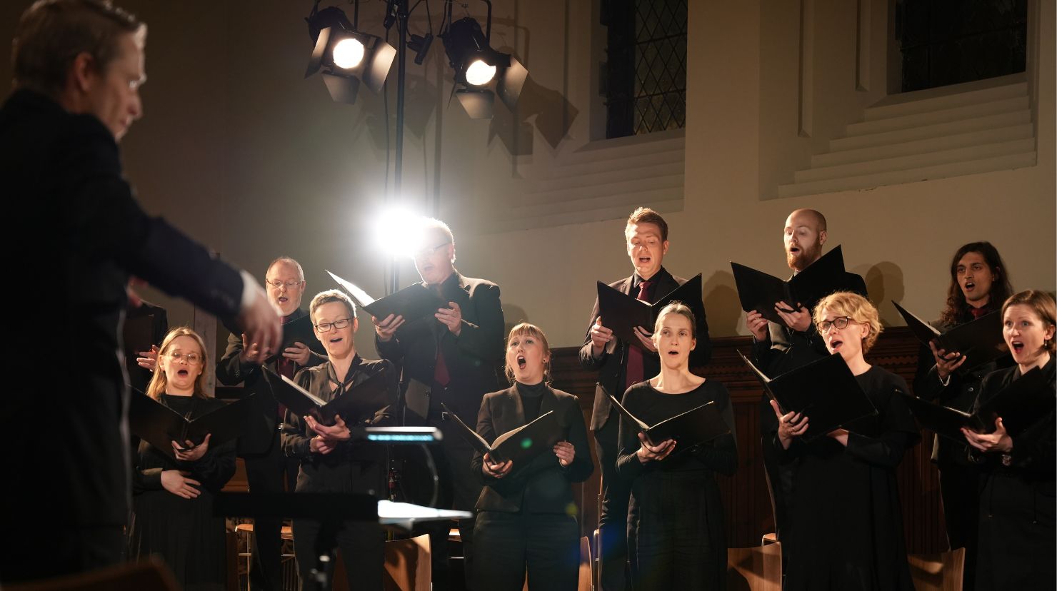 kor synger i kirke. foto.