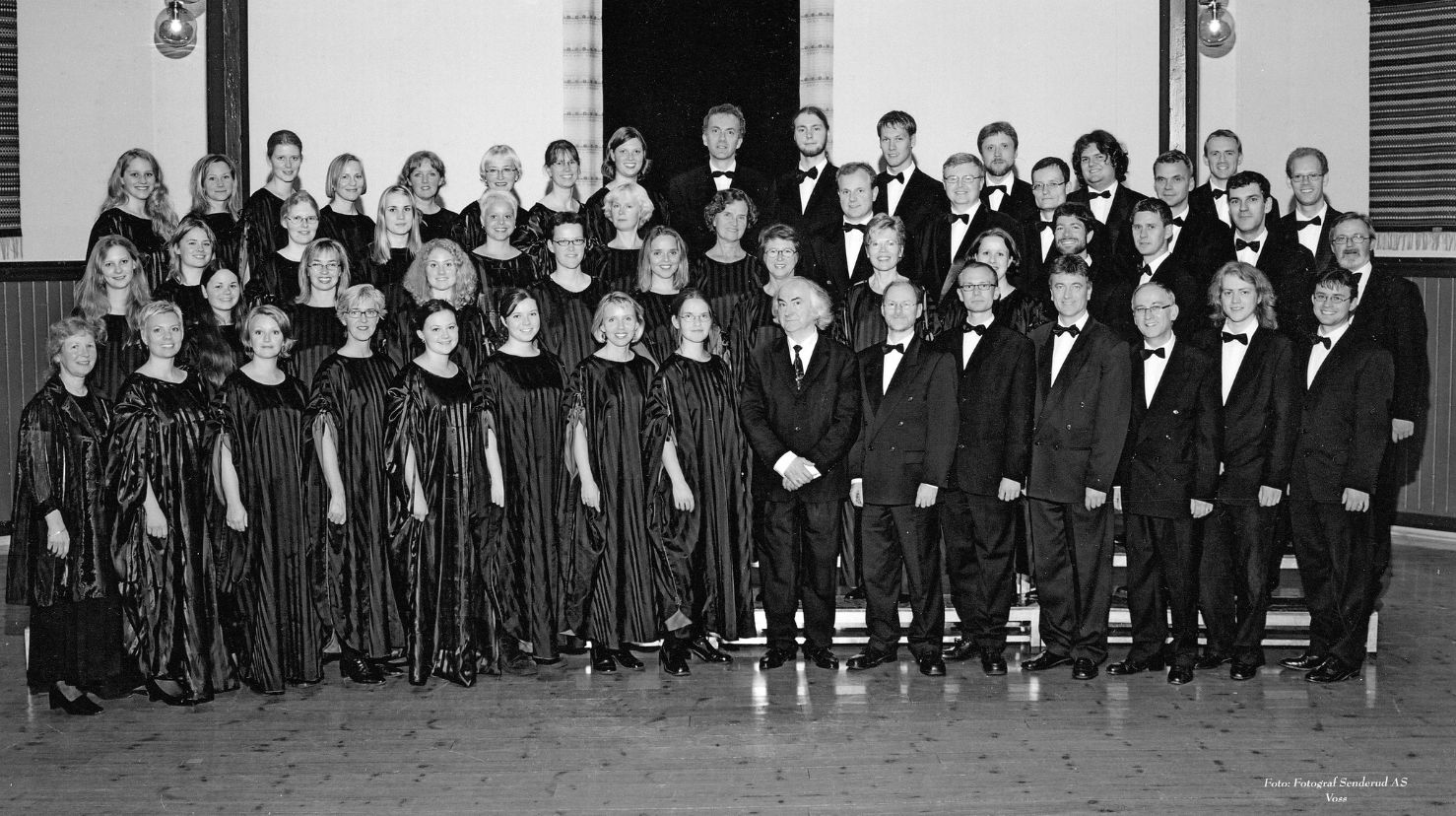 Bergen domkantori sammen med dirigent kantor Magnar Mangersnes. Trolig fra tidlig 2000-tall. Foto: Fotograf Senderud, Voss. 