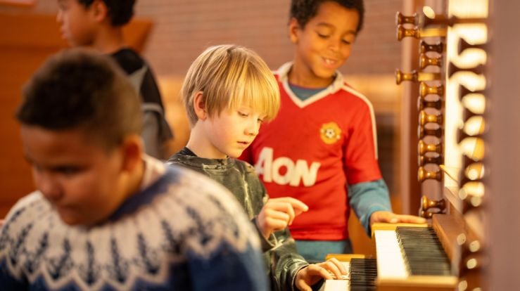 Det er mye aktivitet i kirkene gjennom hele uken. Her ser vi orgelundervisning i Åsane kirke.