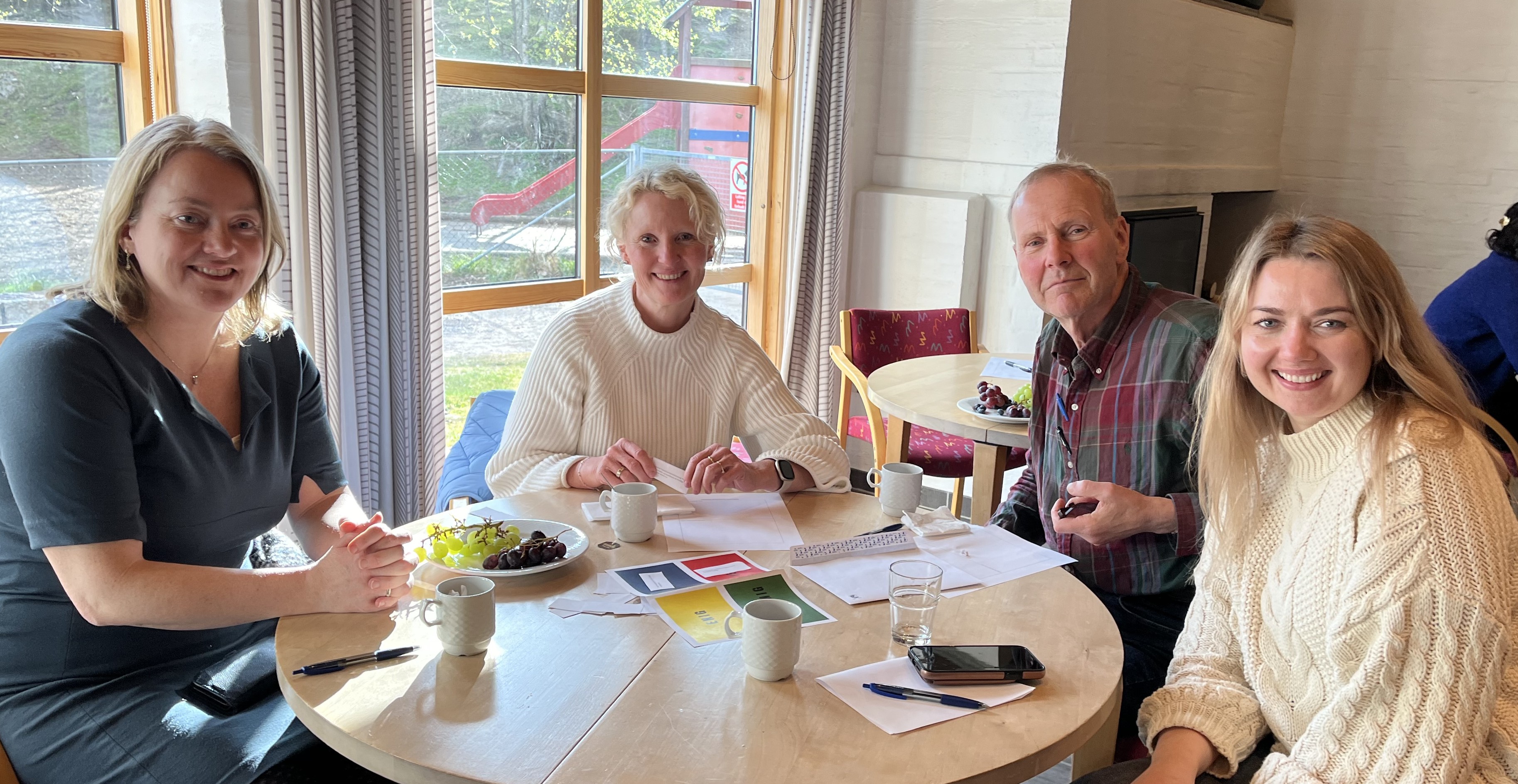 Deltakere samlet rundt bordet. Foto: Irmelin brun