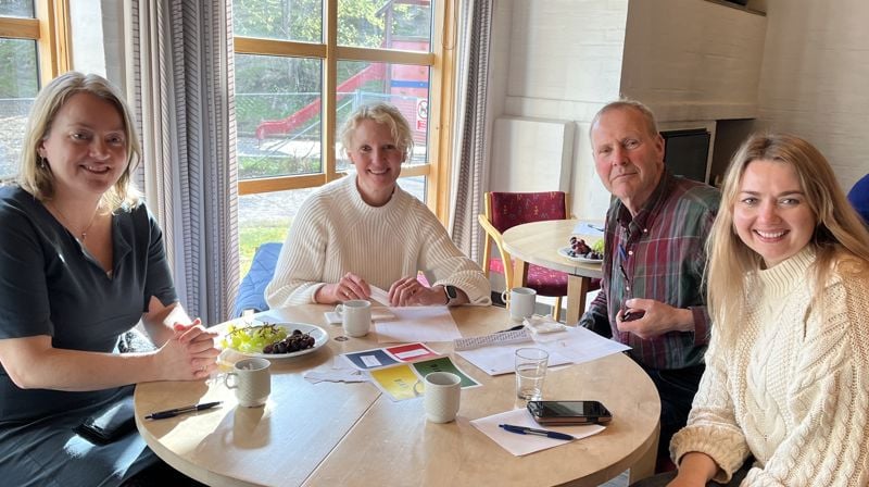 Deltakere samlet rundt bordet. Foto: Irmelin brun