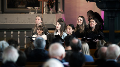 Frå ei ungdomsgudsteneste i kyrkjelyden. Foto: Odd Mehus