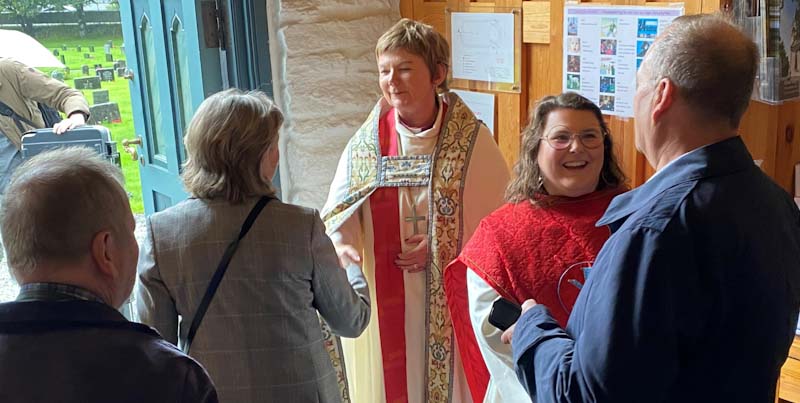 Mange ville gratulera Gina Marie etter gudstenesta. Foto: Odd Mehus