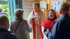 Mange ville gratulera Gina Marie etter gudstenesta. Foto: Odd Mehus