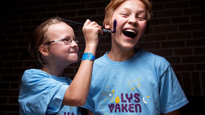 VIL DU VÆRE LYS VÅKEN MED OSS?