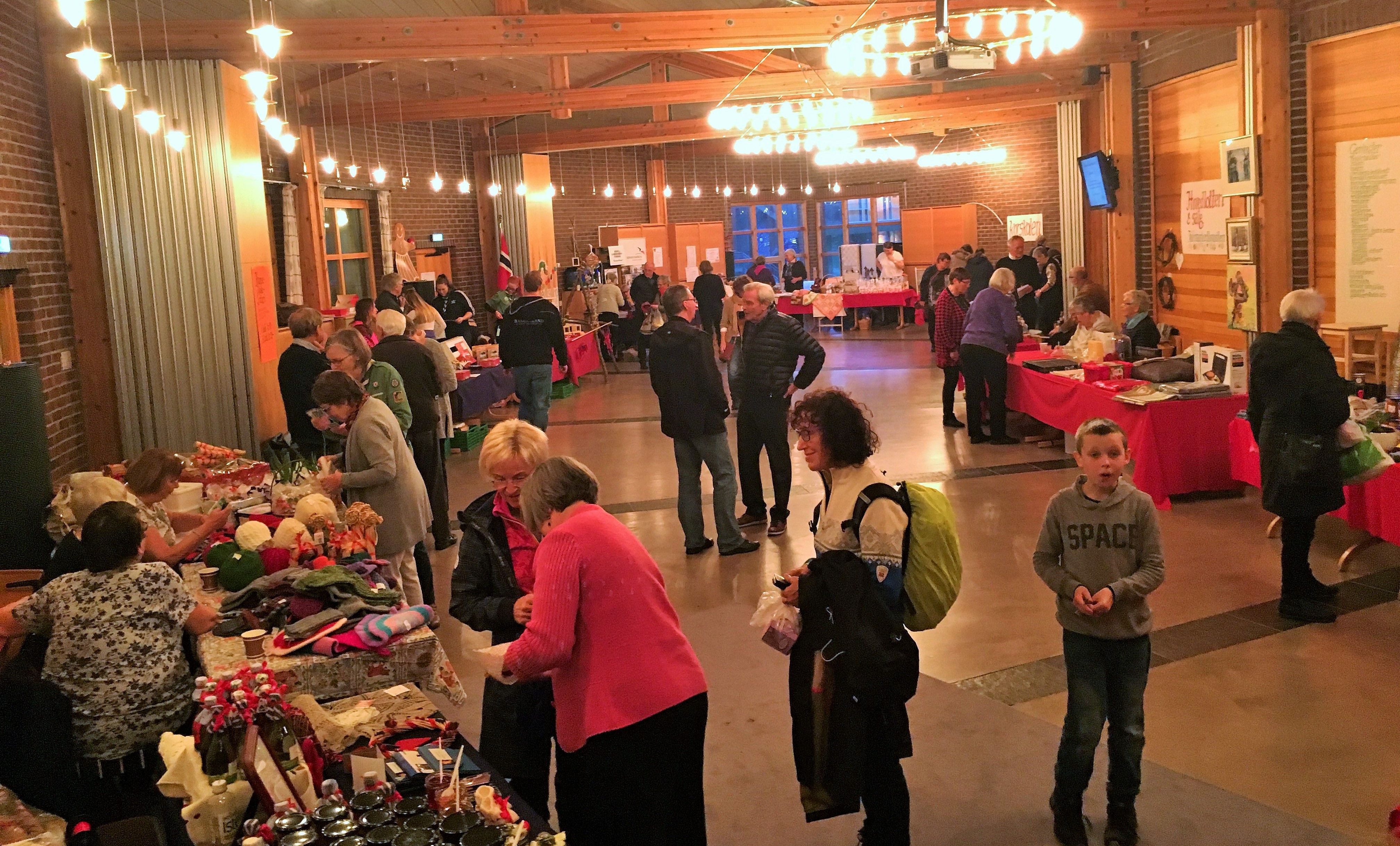 24.nov: Julemarked i kirken