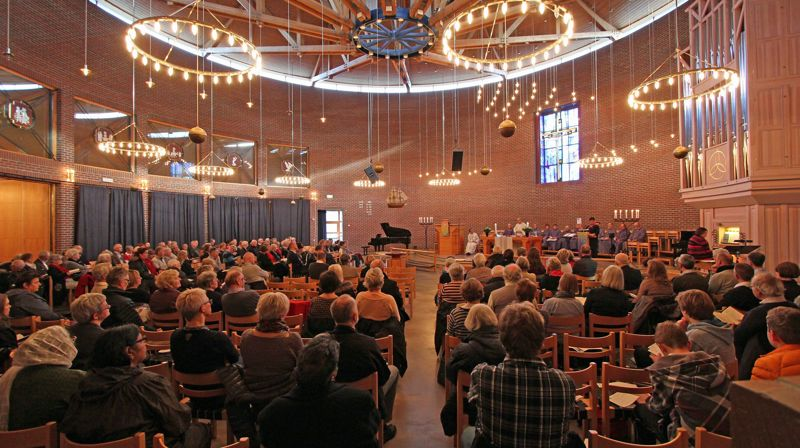 Fullsatt Åsane kirke