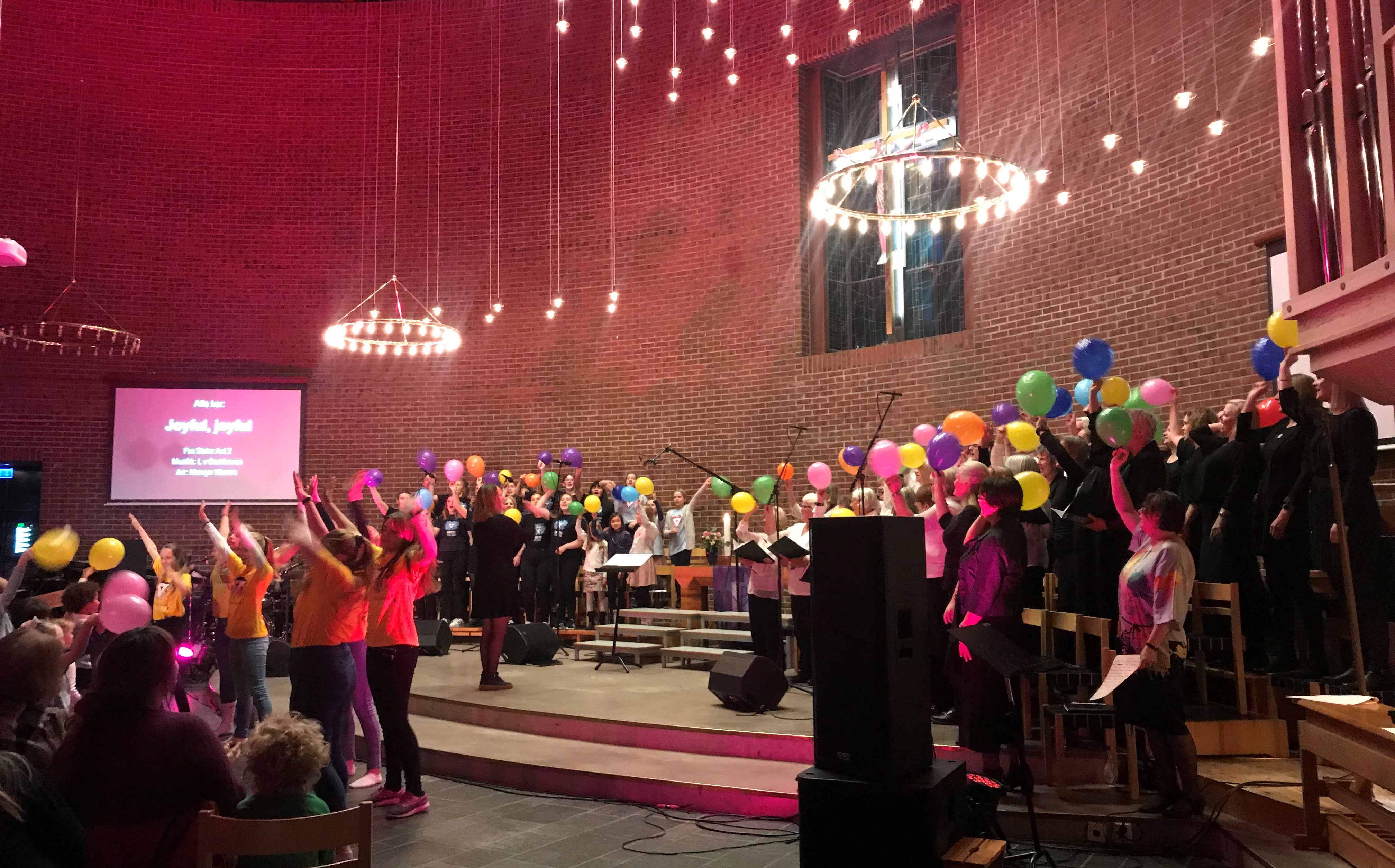 JUBILEUMSKONSERT, ÅSANE KIRKE 25 ÅR: Søndagens konsert var en real fest! Over 300 sangglade var samlet i Åsane kirke.