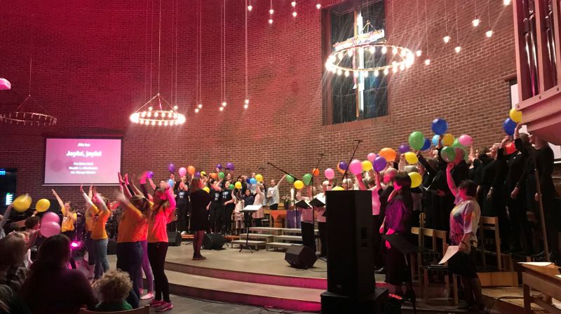 JUBILEUMSKONSERT, ÅSANE KIRKE 25 ÅR: Søndagens konsert var en real fest! Over 300 sangglade var samlet i Åsane kirke.