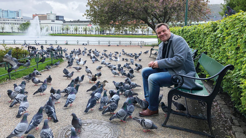 Bernt Forstrønen og alle duene ved Lille Lungegårdsvannet. Foto: Anne Merete Solbakken