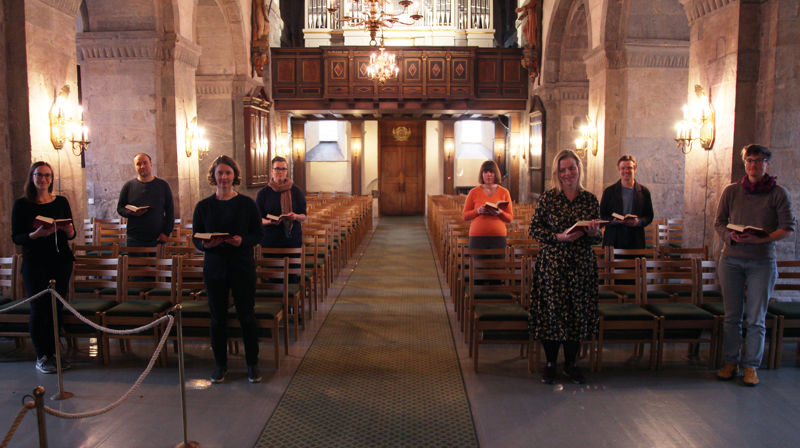 Mariakirkens kantori synger søndagens salme i trygg avstand. Salme N13 214, Han sto opp før dagen demret. Foto: Anne Merete Solbakken