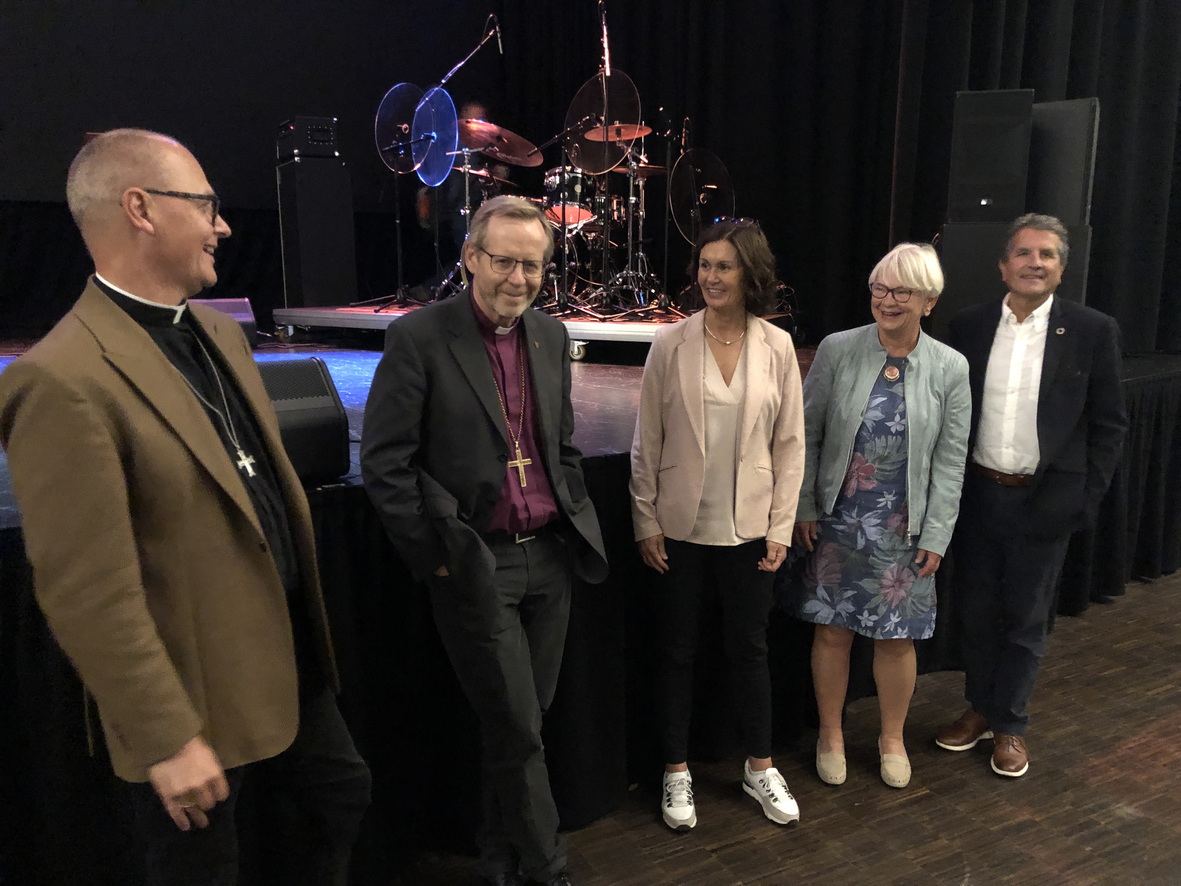 Domprost Gudmund Waaler, biskop Halvor Nordhaug, ny kirkeverge Mette Svanes, fellesrådsleder Bjørg Sveinall Øgaard og avtroppende kirkeverge Asbjørn Vilkensen. (FOTO: Eirik B. Minde) 