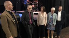 Domprost Gudmund Waaler, biskop Halvor Nordhaug, ny kirkeverge Mette Svanes, fellesrådsleder Bjørg Sveinall Øgaard og avtroppende kirkeverge Asbjørn Vilkensen. (FOTO: Eirik B. Minde)