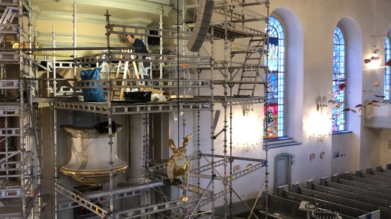 Stillaset må på plass når det skal flikkes og ordnes på galleriet i Nykirken. (FOTO:Eirik B. Minde)