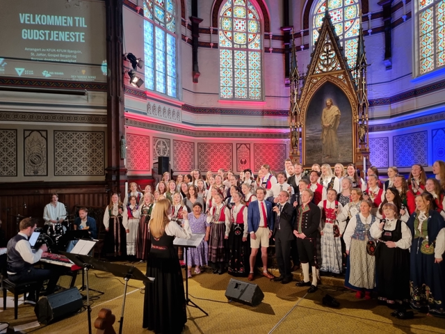 Sangere og musikere feirer gudstjeneste
