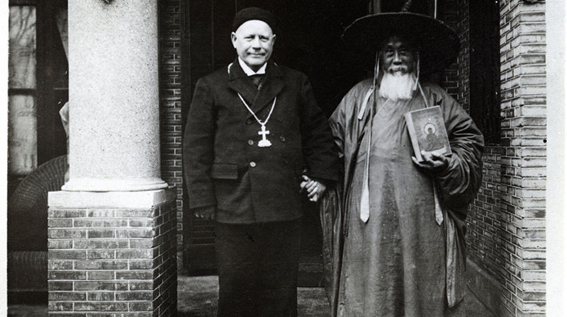 FOTO: Areopagos - bilde av Reichelt hånd i hånd med en daoistmunk.