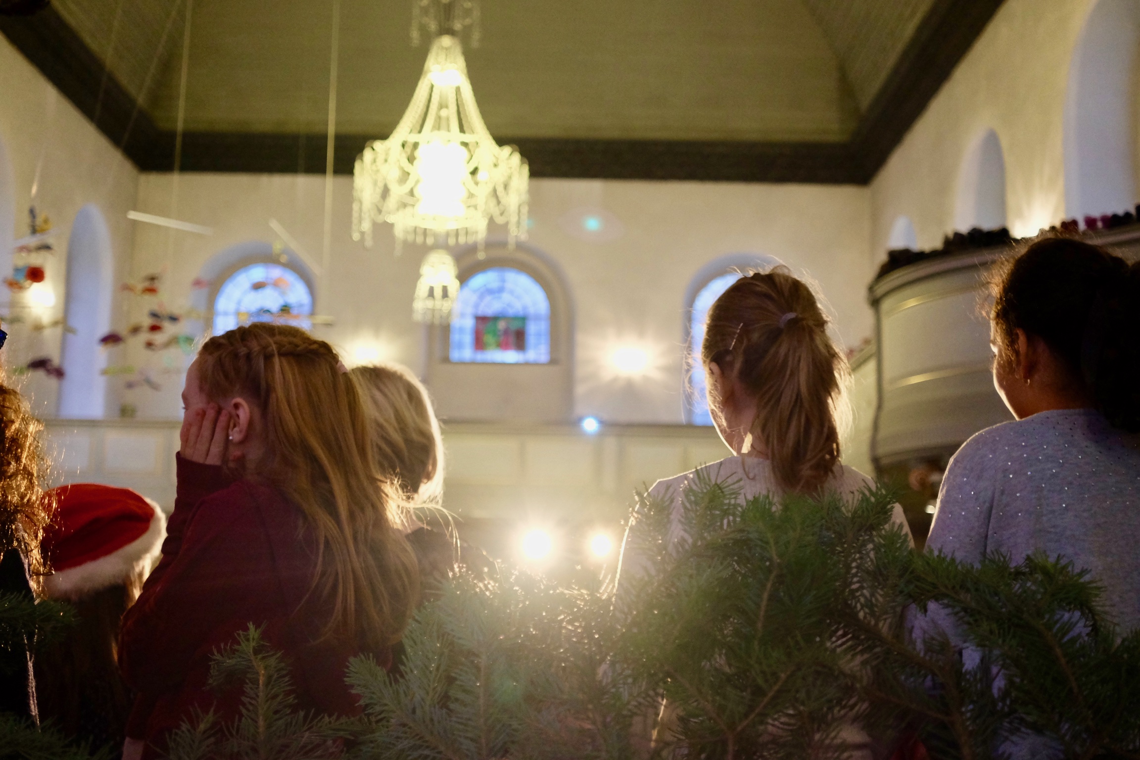 Deltagere i barnekor sett bakfra på konsert i Nykirken.